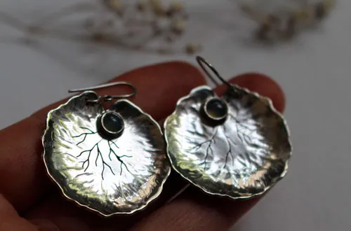 Hojas de loto, aretes de resiliencia y transformación en plata y calcedonia