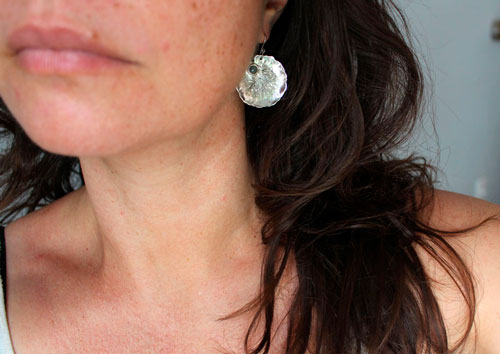 Hojas de loto, aretes de resiliencia y transformación en plata y calcedonia