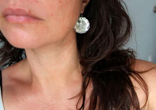 Hojas de loto, aretes de resiliencia y transformación en plata y calcedonia