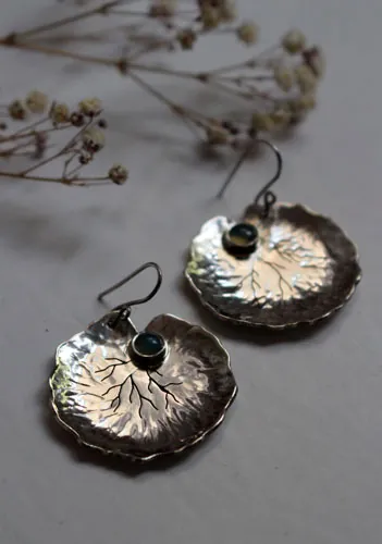 Hojas de loto, aretes de resiliencia y transformación en plata y calcedonia