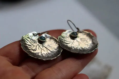 Hojas de loto, aretes de resiliencia y transformación en plata y calcedonia
