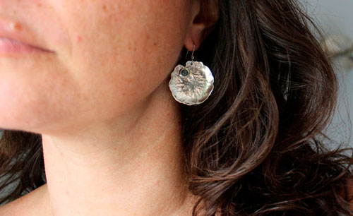 Hojas de loto, aretes de resiliencia y transformación en plata y calcedonia