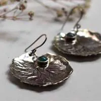 Hojas de loto, aretes de resiliencia y transformación en plata y calcedonia
