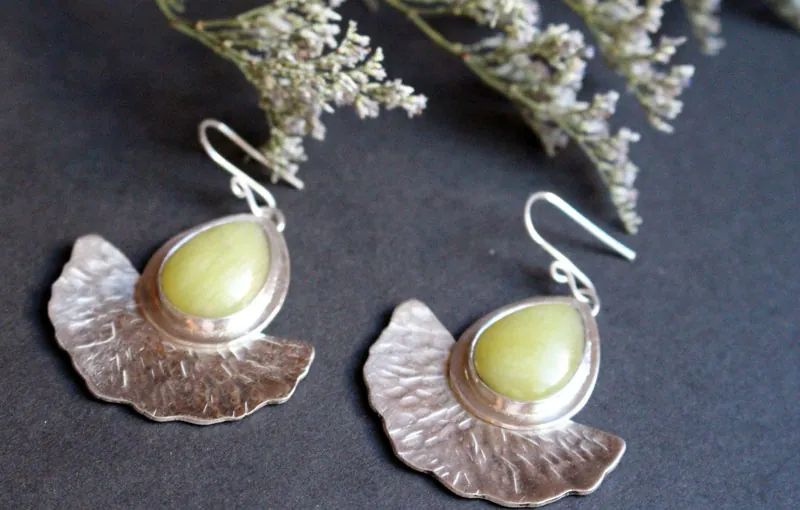 Hojas del sol, aretes hoja de ginkgo en plata y aventurina