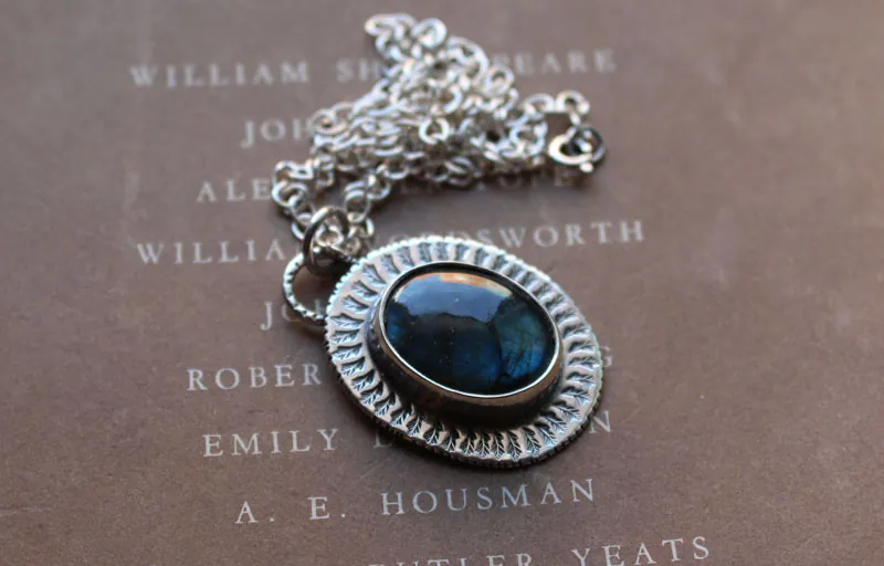 Hojas en invierno, collar paisaje en plata y labradorita