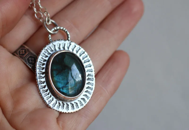 Hojas en invierno, collar paisaje en plata y labradorita