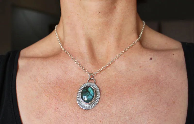 Hojas en invierno, collar paisaje en plata y labradorita