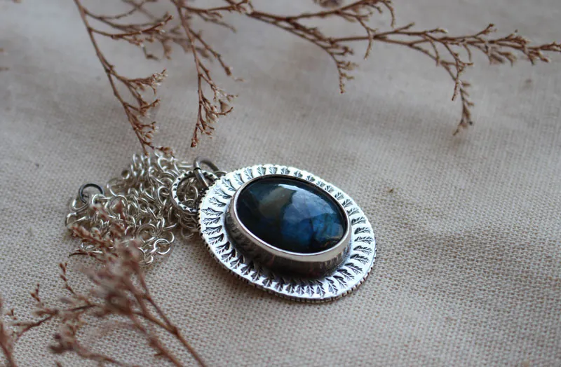 Hojas en invierno, collar paisaje en plata y labradorita