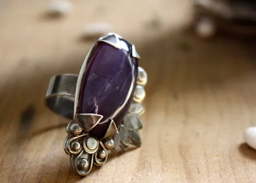 Huma, anillo botánico en plata y calcedonia