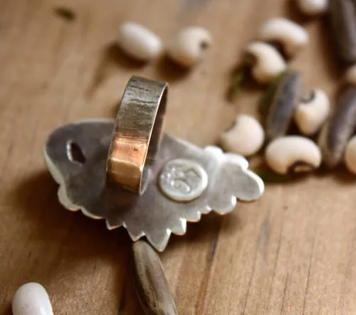 Huma, anillo botánico en plata y calcedonia
