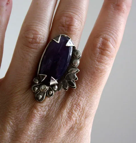 Huma, anillo botánico en plata y calcedonia