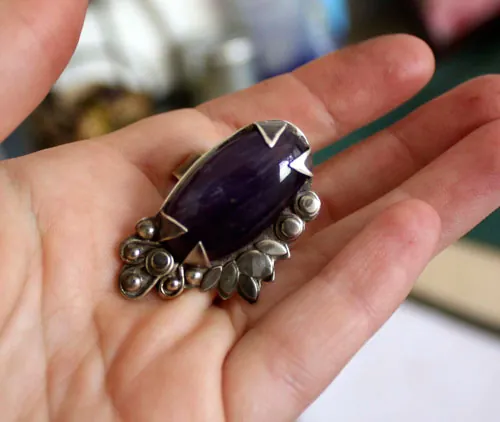 Huma, anillo botánico en plata y calcedonia