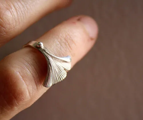 Icho, anillo hoja de ginkgo biloba en plata