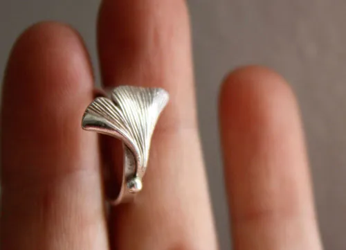 Icho, anillo hoja de ginkgo biloba en plata