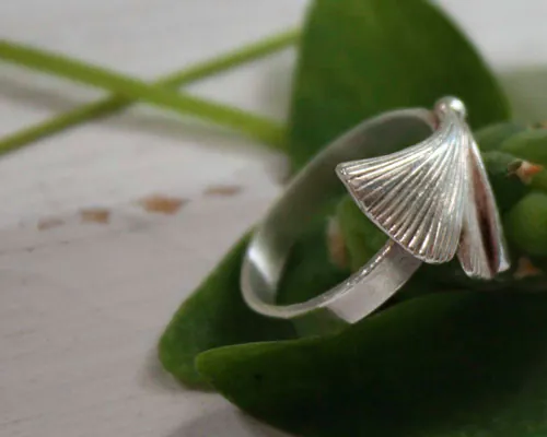 Icho, anillo hoja de ginkgo biloba en plata