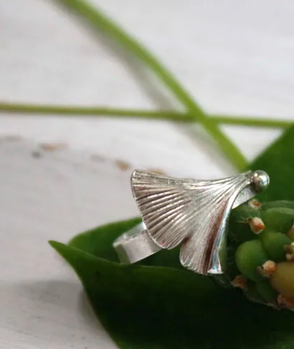 Icho, anillo hoja de ginkgo biloba en plata