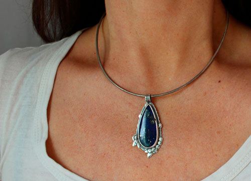 Inflorescencia al crepúsculo, dije flor nocturna en plata y lapislázuli