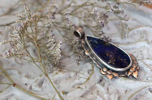 Inflorescencia al crepúsculo, dije flor nocturna en plata y lapislázuli