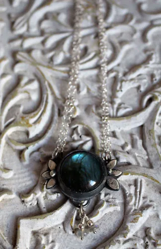 Inflorescencia de hielo, collar flor barroca en plata y labradorita