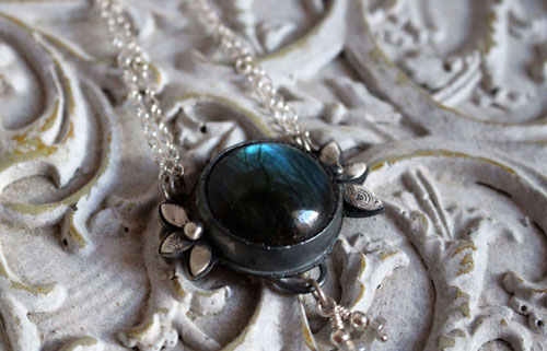 Inflorescencia de hielo, collar flor barroca en plata y labradorita