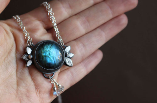 Inflorescencia de hielo, collar flor barroca en plata y labradorita