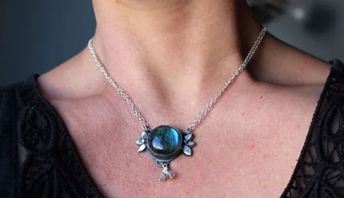 Inflorescencia de hielo, collar flor barroca en plata y labradorita