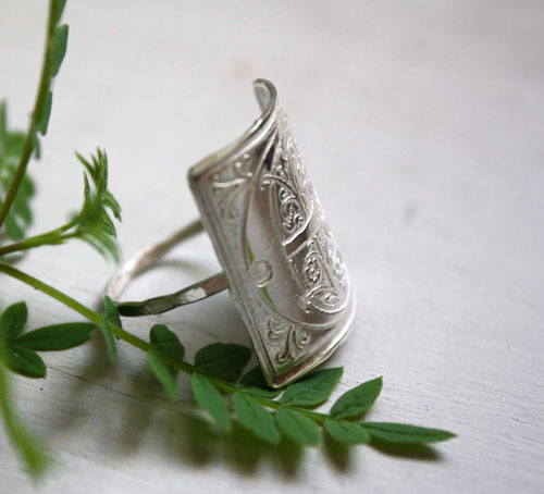 Inicial medieval, anillo iluminura medieval en plata