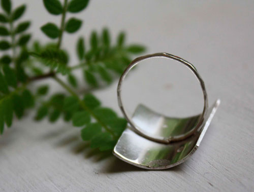 Inicial medieval, anillo iluminura medieval en plata