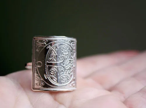 Inicial medieval, anillo iluminura medieval en plata