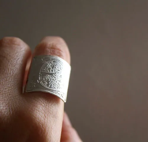 Inicial medieval, anillo iluminura medieval en plata