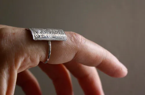 Inicial medieval, anillo iluminura medieval en plata