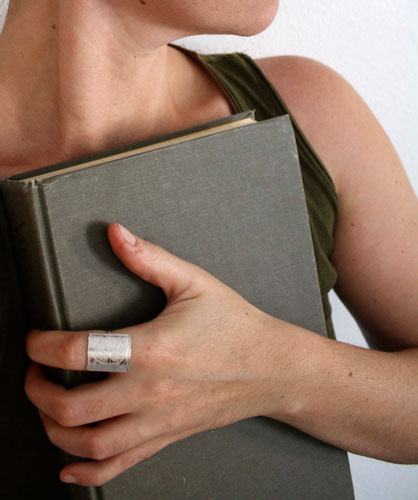 Inicial medieval, anillo iluminura medieval en plata