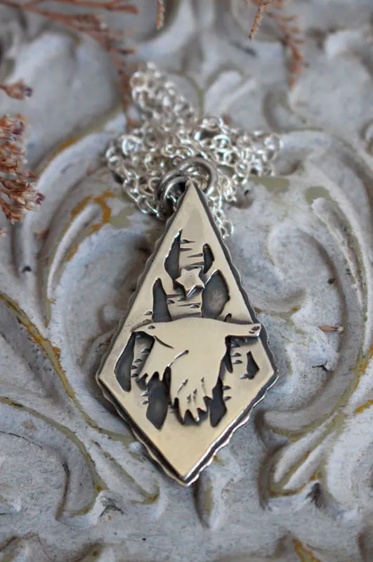Instinto, collar cuervo y estrella en plata
