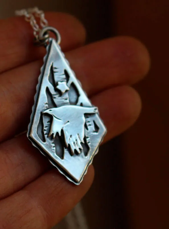 Instinto, collar cuervo y estrella en plata
