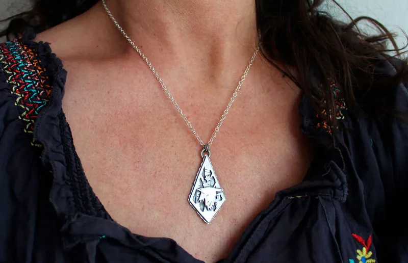 Instinto, collar cuervo y estrella en plata