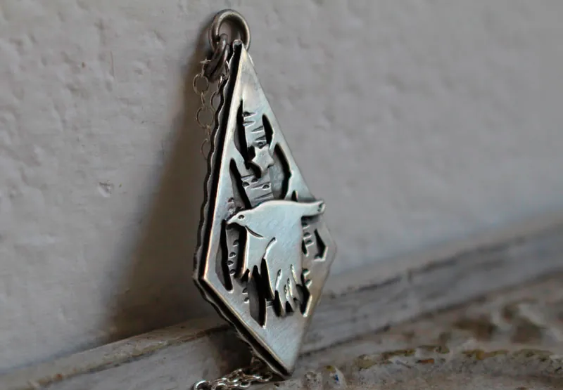 Instinto, collar cuervo y estrella en plata