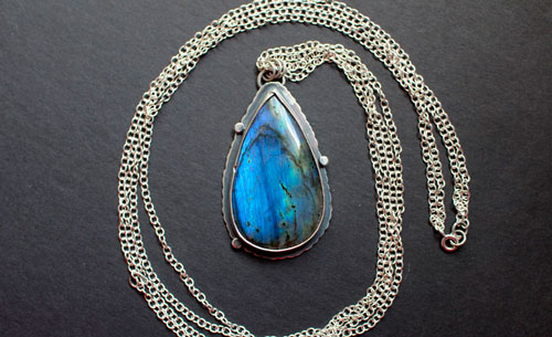 Invisible a los ojos, collar cita de El Principito en plata y labradorita