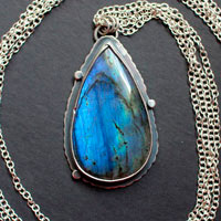 Invisible a los ojos, collar cita de El Principito en plata y labradorita