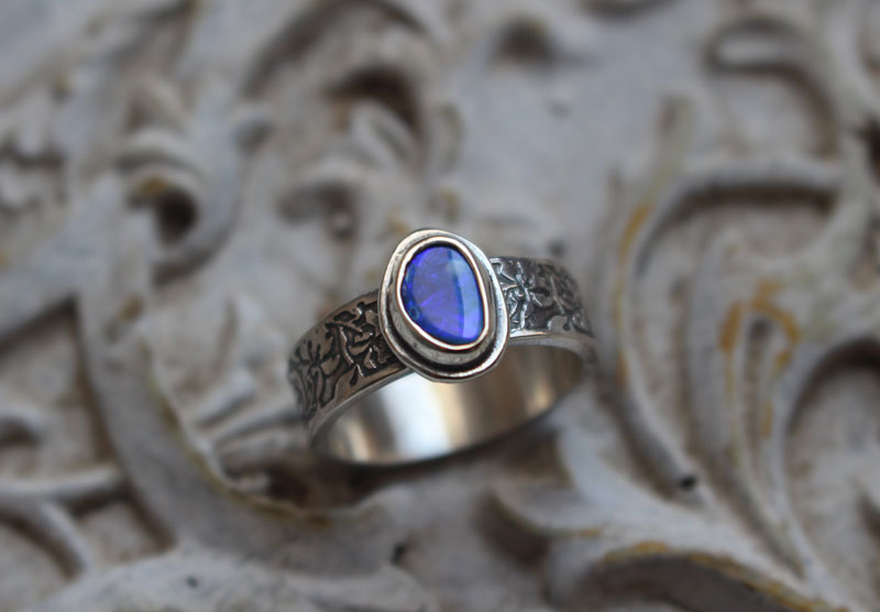 Iris azul, anillo flor en plata y ópalo boulder