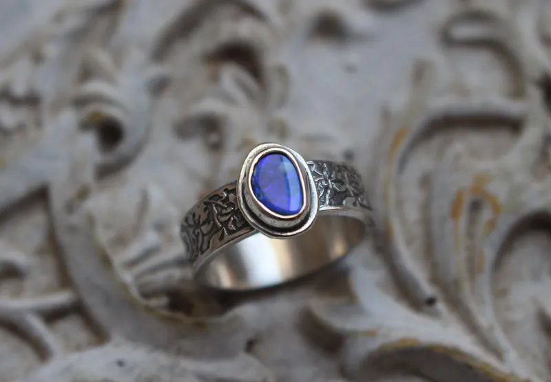 Iris azul, anillo flor en plata y ópalo boulder