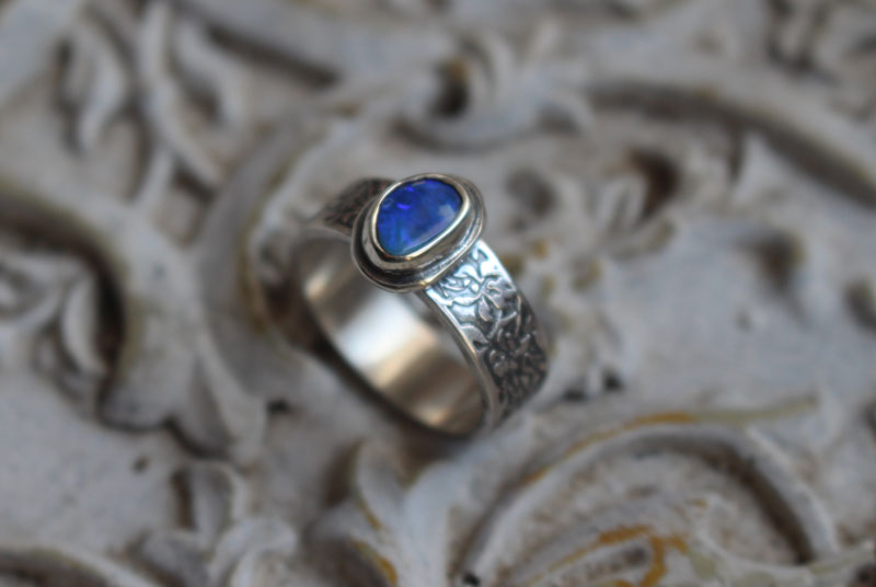 Iris azul, anillo flor en plata y ópalo boulder