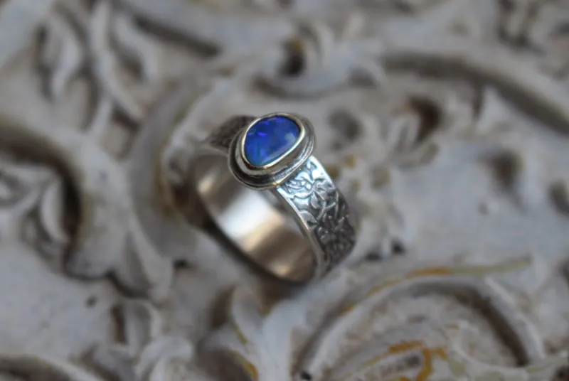 Iris azul, anillo flor en plata y ópalo boulder