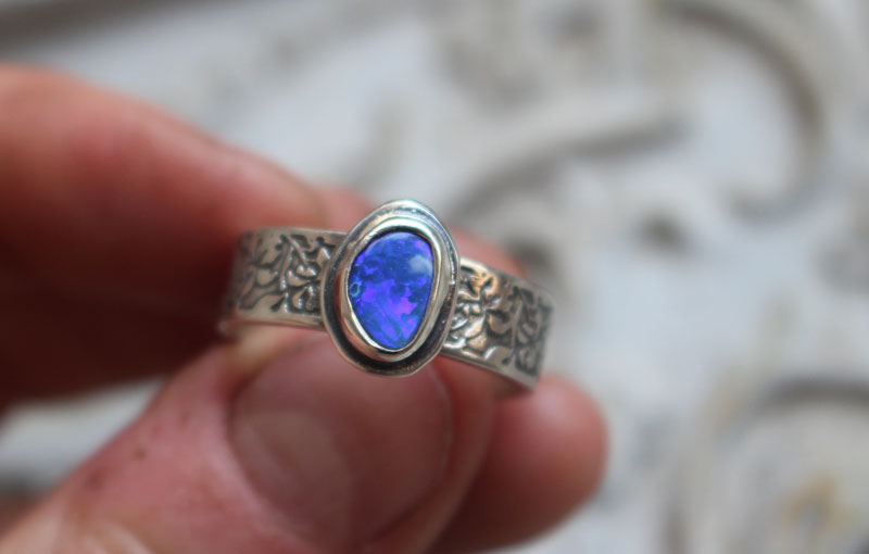 Iris azul, anillo flor en plata y ópalo boulder