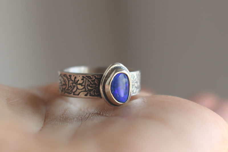 Iris azul, anillo flor en plata y ópalo boulder