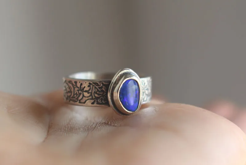 Iris azul, anillo flor en plata y ópalo boulder