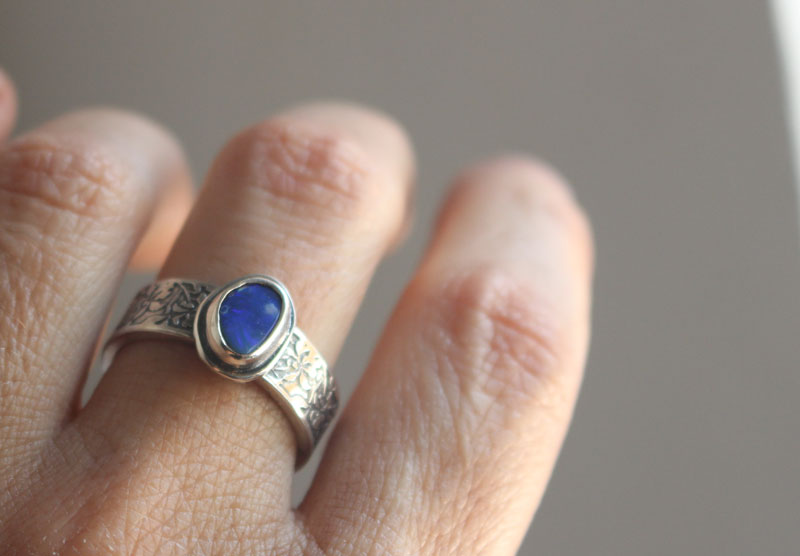 Iris azul, anillo flor en plata y ópalo boulder