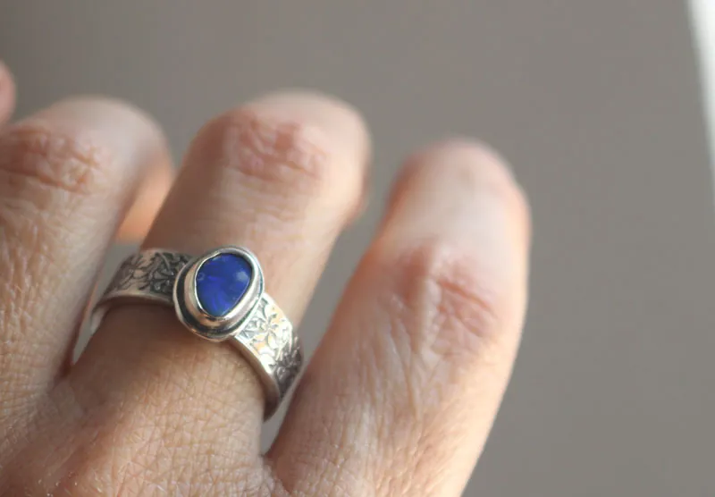 Iris azul, anillo flor en plata y ópalo boulder