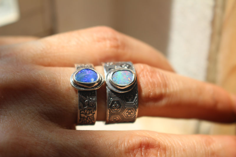 Iris azul, anillo flor en plata y ópalo boulder