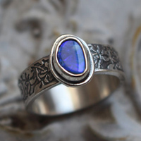 Iris azul, anillo flor en plata y ópalo boulder