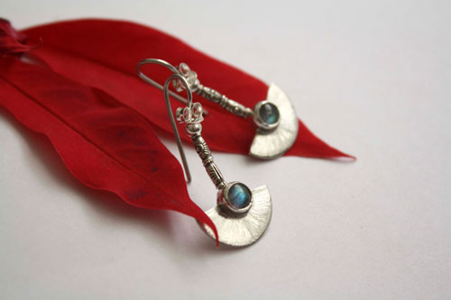 Isis, Egyptian earrings in silver and labradorite